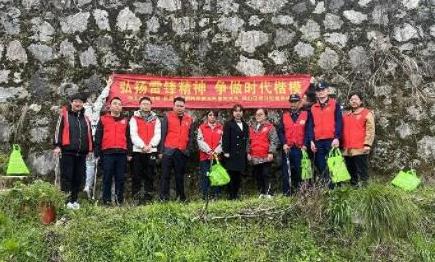 景德鎮市生態(tài)環(huán)境局開(kāi)展“弘揚雷鋒精神爭做時(shí)代楷?！敝黝}黨日活動(dòng)